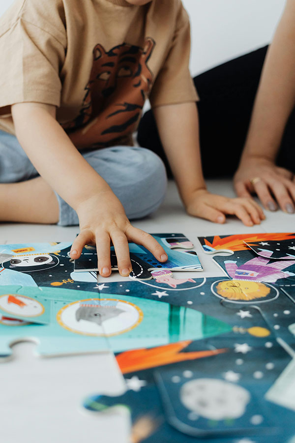 kid with autism putting a puzzle together